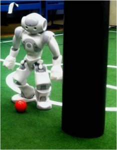 Fußball-Roboter nao dribbelt den Ball um einen Hindernis.